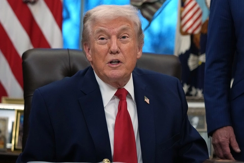 Ông Trump nói muốn đối thoại với Iran trước khi quyết định có tấn công hay không - Tuổi Trẻ Online